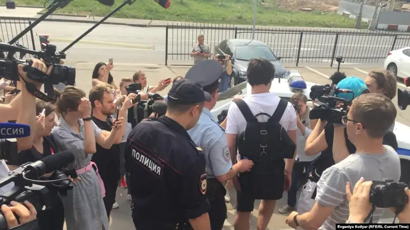Ресейде Медуза тілшісін босатуды талап еткен акциялар өтіп жатыр