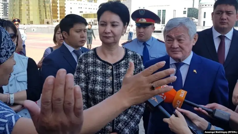 Үкімет өкілдері баспана талап еткен наразы аналармен кездесті