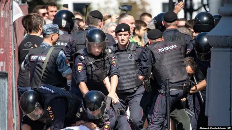 Мәскеуде наразылық білдірген ондаған адам қамалды