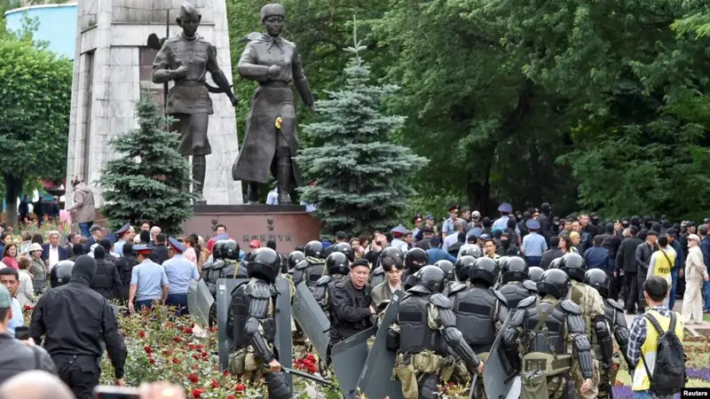 Министр: Қазақстанда митинг кезінде төрт мыңға жуық адам ұсталды