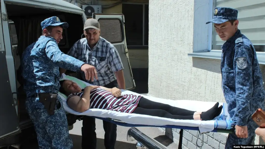 Көпшілік алдында үлкен бөкселер порносы Группалық порно онлайн көру