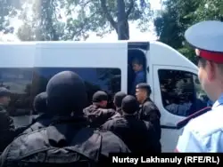 Полиция азаматтарды ұстап, газельге отырғызып жатыр. Алматы, 9 маусым 2019 жыл.