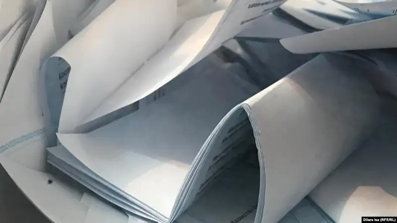Азаттық тілшісі сайлау жәшігіне топталып тасталған бюллетеньдерді көрді