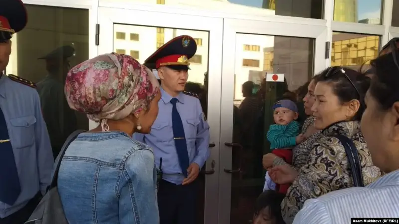 Баспана талап еткен наразы аналармен үкімет өкілдері кездесті