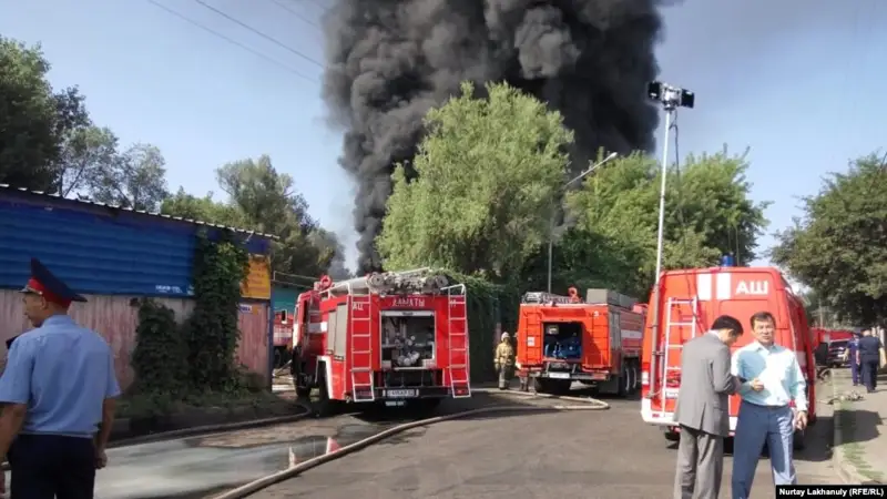 Алматыда қойма өртеніп жатыр