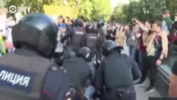 Полиция шерушілерді резеңке таяқпен ұрып соқты