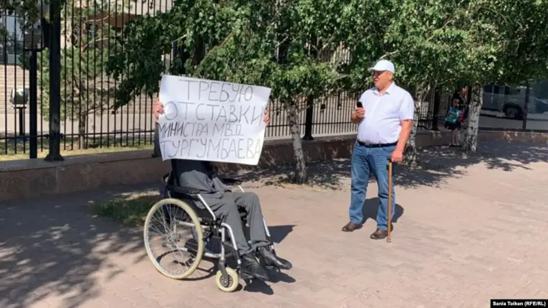 Нұр-Сұлтан тұрғыны ішкі істер министрі отставкасын талап етіп, пикетке шықты