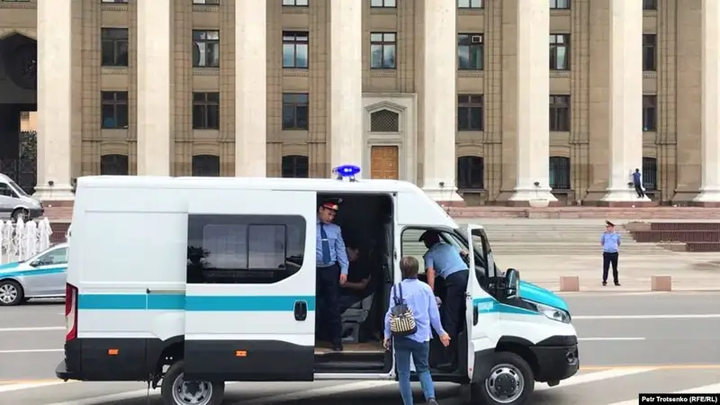 Ондаған азаматтың ұсталуына куә болған Азаттық тілшісін полиция ұстап әкетті