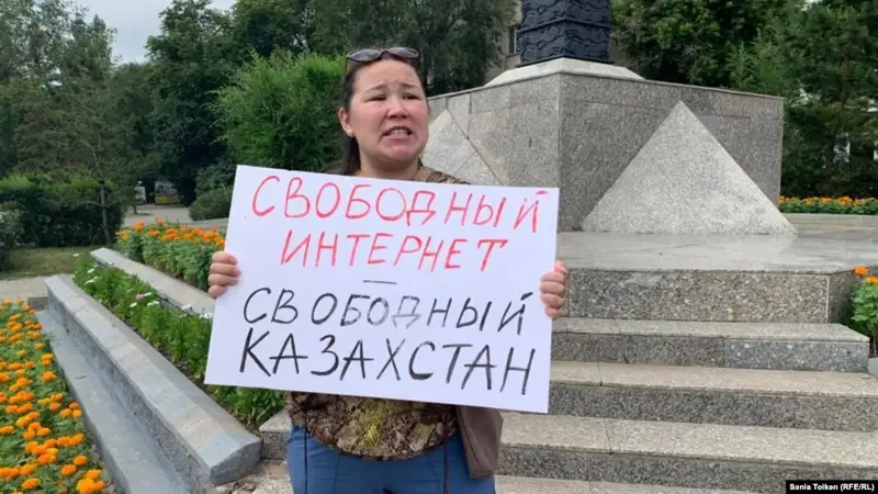 Нұр-Сұлтандық белсенді интернет еркіндігін талап етіп, бір адамдық пикет өткізді