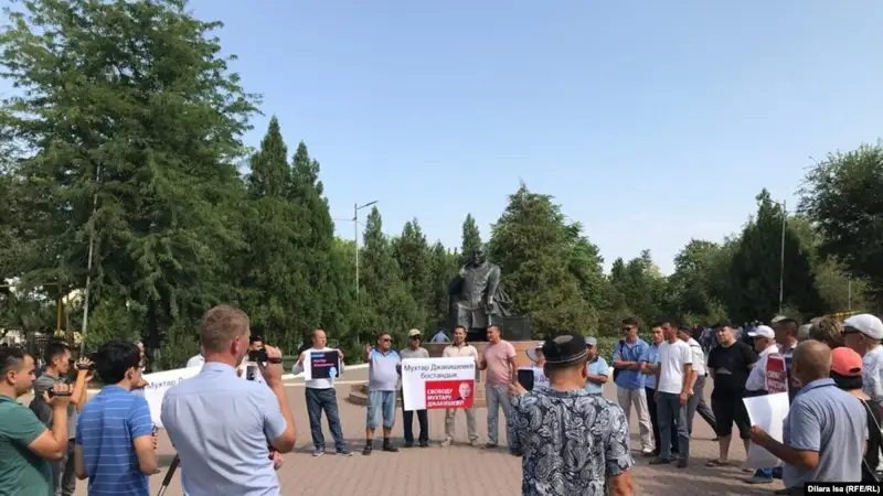 Шымкентте бір топ тұрғын Мұхтар Жәкішевті босатуды талап етті