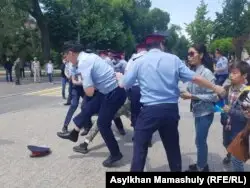 Полицияның азаматтарды ұстап жатқан сәті. 9 маусым 2019 жыл.
