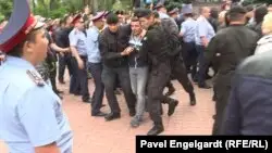 Полиция Азаттық тілшісі Петр Троценконы ұстап бара жатыр. Алматы, 9 маусым 2019 жыл.