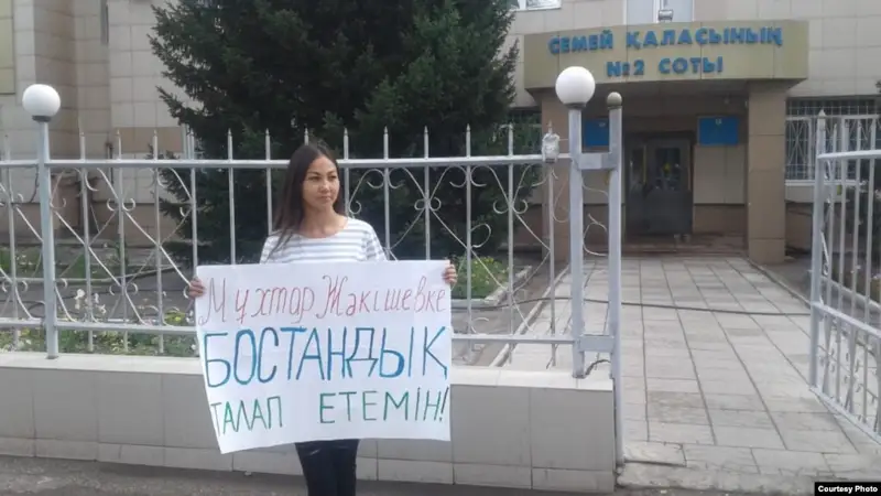 Семейде белсенділер Жәкішев пен өзге де тұтқындарға бостандық талап етті