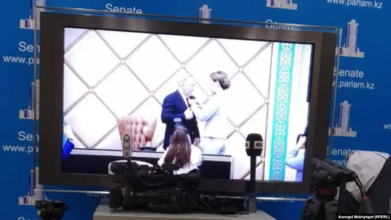 Назарбаев қатысқан сенат отырысында оны төс белгімен марапаттап, мадақтады