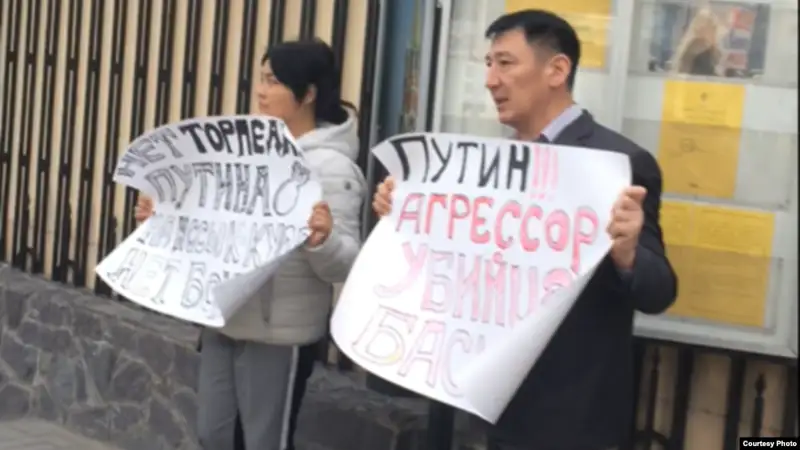 Бішкекте Путинге қарсы акцияға шыққан ерлі-зайыптының ісі тоқтады