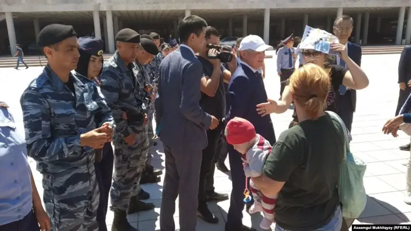 Абаев наразы аналардың бәріне бірдей пәтер беру мүмкін емесін айтты