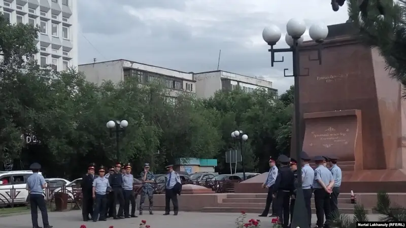 Алматыда полиция кем дегенде алты адамды ұстап әкетті