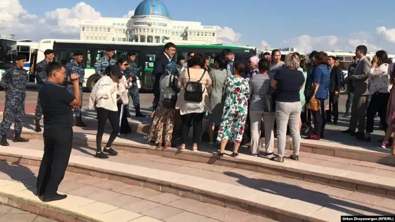Мектепке көмек ретінде берілген қаржыға көңілі толмаған әйелдер Ақордаға келді