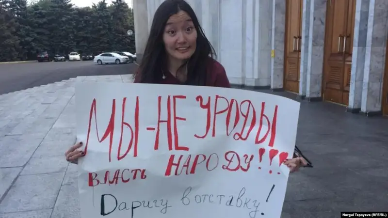 Назарбаеваның отставкасын талап етіп, пикетке шыққан тұрғынды полиция әкетті