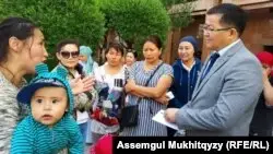 Наразы аналар баспана талабымен алаңға жиналды