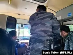 Арнайы жасақ өкілдері ұсталған азаматтарды бөлімшеге алып бара жатыр. Автозак ішінен түсірілген сурет. Нұр-Сұлтан. 9 маусым, 2019 жыл.