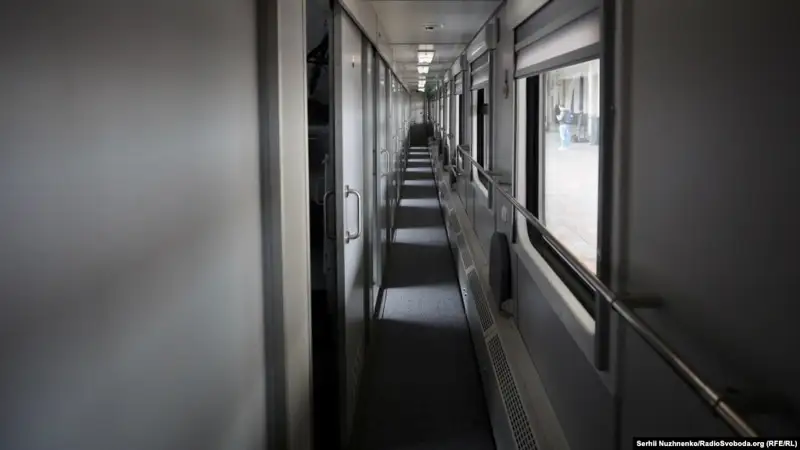 Пойызда бойжеткенді зорлады деп айыпталған жолсеріктерге үкім шықты