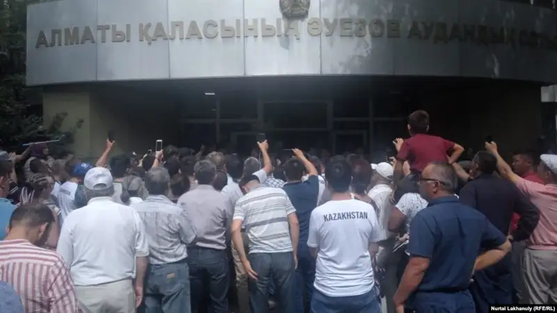 Алматыда Серікжан Біләштің ісін қарайтын сот алдына ондаған адам жиналды
