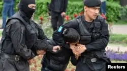 Алматыда полиция сайлауға қарсы шыққандарды қалай ұстады?