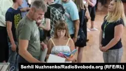 Парламент сайлауында дауыс беріп жатқан украиналықтар. Киев, 21 шілде 2019 жыл