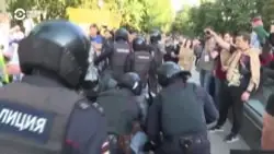 Полиция шерушілерді резеңке таяқпен ұрып соқты