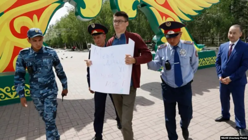 Дауысым ұрланды деп пикетке шыққан студентті полиция бірнеше сағат ұстаған