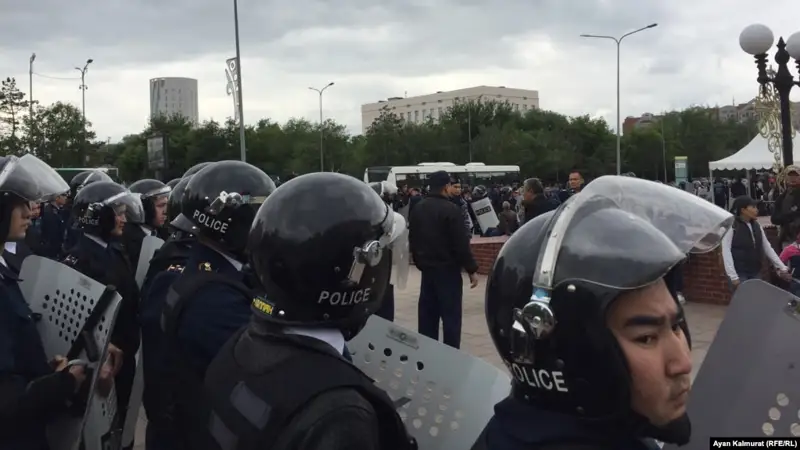 Нұр-Сұлтанда полиция митинг орнын қоршап, тағы азаматтарды ұстады