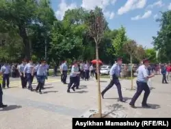 Панфилов көшесінде жүрген полиция қызметкерлері. 9 маусым 2019 жыл.