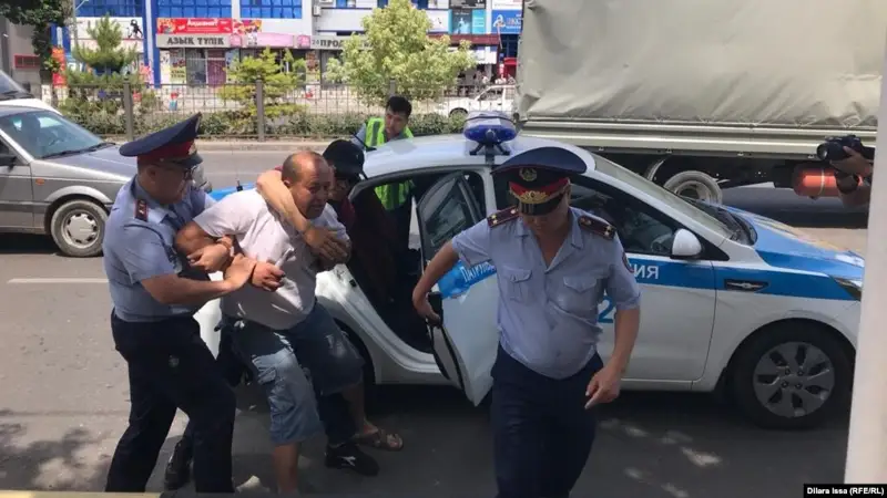 Шымкентте полиция жиырмаға тарта адамды ұстады