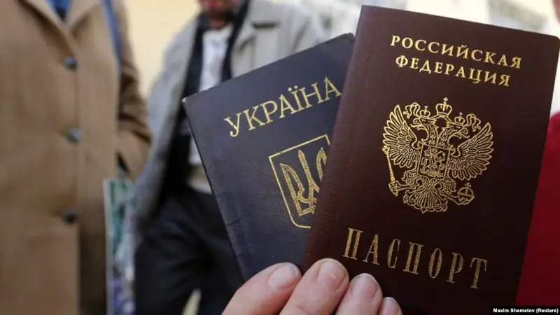 Зеленский қысымға ұшыраған ресейліктерге азаматтық беретін жарлыққа қол қойды