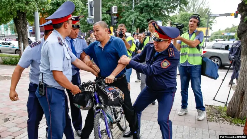 Полиция велосипедпен кетіп бара жатып ұсталған тұрғыннан кешірім сұрады