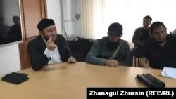 Жиналыс залында уәжін айтып жатқан ата-аналардың бірі Берік Сүлекенов (сол жақта). Ақтөбе, 29 тамыз 2019 жыл.
