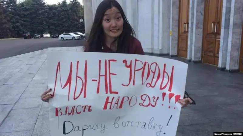 Назарбаева отставкасын талап етіп, пикетке шыққан тұрғынды полиция әкетті