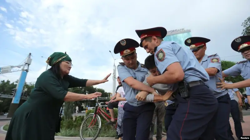 Адвокат: Алматыда ұсталғандардың екеуін 10-15 тәулікке қамады, біріне айыппұл салды