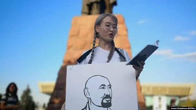 Шаңырақ ісі бойынша сотталғандарды босатуды талап еткен Атабектің қызын полиция алып кетті