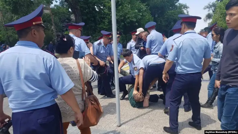 Алматыдағы орталық көшелердің бірін қоршаған полиция азаматтарды ұстап жатыр