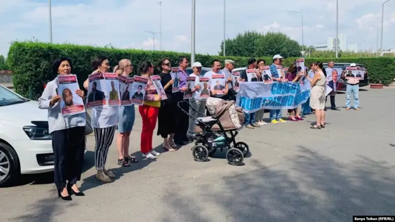 Белсенділер саяси тұтқындарды қолдап, Еуропа елдері елшілігінің алдында акция өткізді