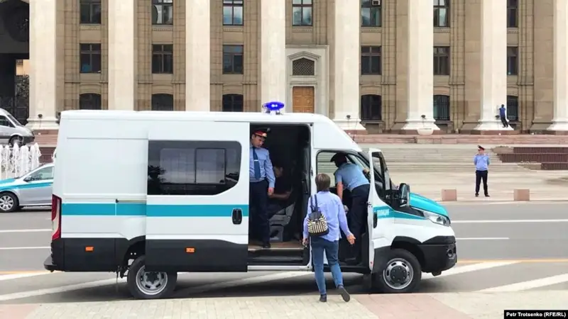 Ондаған азаматтың ұсталуына куә болған Азаттық тілшісін полиция әкетті