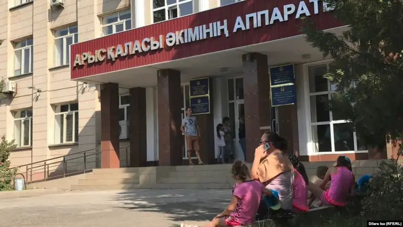 Арыс тұрғындары үйлерінің жөнделмей жатқанын айтып, әкімдікке келді