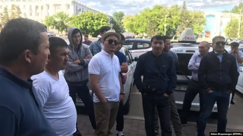 Нұр-Сұлтанда бір топ жүргізуші әкімдік алдына келді