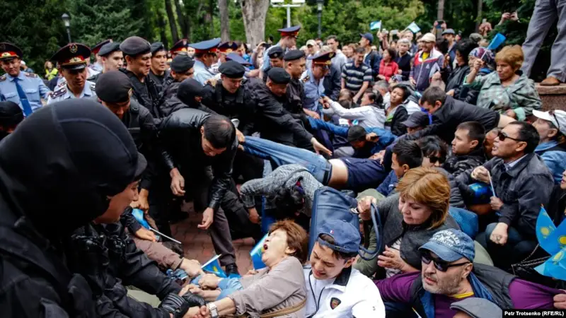 Полиция Нұр-Сұлтан мен Алматыда соңғы екі күнде жүздеген адам ұсталғанын растады