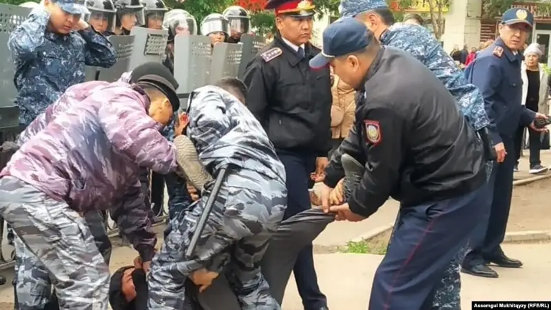 ІІМ: Алматы мен Нұр-Сұлтанда шамамен жүз шақты адам ұсталды