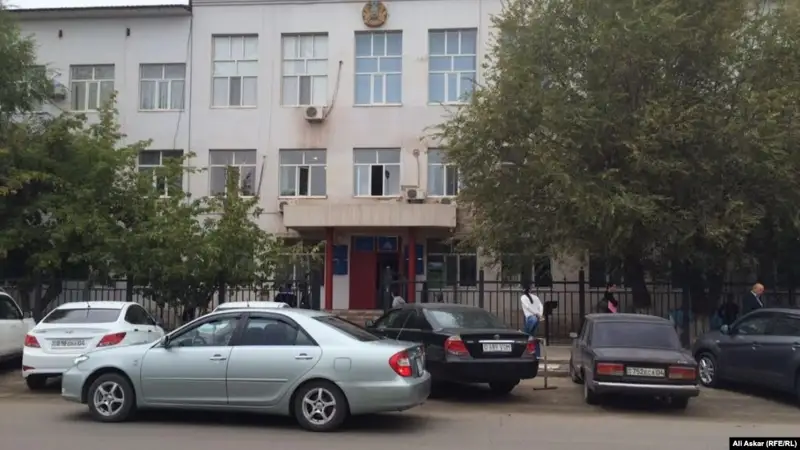 Ақтөбеде екі белсенді ұсақ бұзақылық жасады деген айыппен үш күнге қамалды