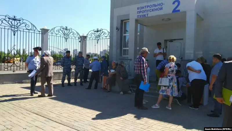 Сот үкіміне наразы жұрт Назарбаевтың кеңсесіне келді