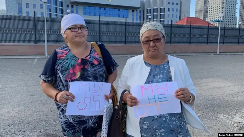 Кісі өлтірді деп айыпталған екі жаңаөзендіктің шешелері ҰҚК-ға келді